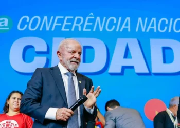 Lula critica Zema por não usar R$ 3,5 bi em obras de prevenção à chuva