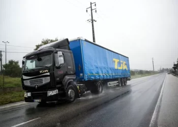Empresas alertam que estragos nas estradas estão a prejudicar transporte de mercadorias
