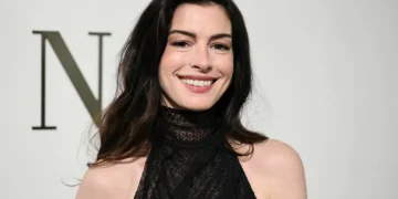 De Anne Hathaway a Rihanna: veja quem passou pelas estreladas primeiras filas da moda em Nova York