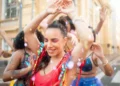 Carnaval sem perrengue: a lista de ouro do que levar na bolsa para não passar sufoco no bloco